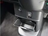 ◆センターロアボックス◆インパネ中央の下部には、ごみ箱としても使用する事ができるセンターロアボックスを装備しております。