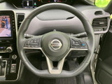 ステアリングには複数のスイッチが配置され、手元で車内の機能を扱える構成です。メーターやナビ画面を確認しながら使いやすく、運転中に手を大きく動かさず操作できる便利な装備です。