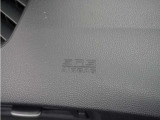 ◆助手席エアバッグ◆SRSエアバッグは、シートベルトだけでは防ぎきれない衝突時の衝撃から乗員を守るための安全装置。衝突時に瞬時に膨らみ、頭部や胸部がダッシュボードに直接衝突するのを防ぎます。