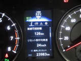 ディスプレイには、平均燃費、外気温、航続可能距離などの情報が表示されます。