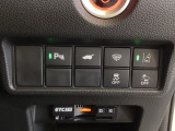 Hondaセンシング用の、VSA(ABS+TCS+横滑り抑制)解除と路外逸脱抑制機能のオンオフスイッチなどはハンドルの右側に装備しています。