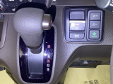 手に馴染むシフトノブで、操作がスムーズに。毎日のドライブがもっと楽しく快適になります。手元で操作ができる、電子制御パーキングブレーキ。
