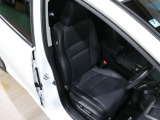 程よい硬さとホールド性が高いシートで長時間運転も快適です。