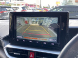 後方の様子を画面で確認しながら駐車でき、車庫入れや狭い場所での取り回しをサポートします。目安となるガイド表示もあり、周囲を確認しながら操作しやすい装備です。