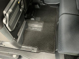 しっかりと汚れ、砂ぼこりを落とし足元まで清潔な車内空間を作り上げております♪