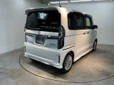 狭い駐車場でも、スライドドアならチャイルドシートへのお子さまの乗降や荷物の積載もスムーズ。