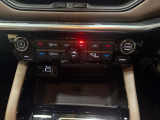 シンプルで操作しやすい運転席操作部