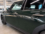 MINIのヘッドライトは、ブランドの象徴であるクラシカルな丸型デザインが最大の魅力です。現行モデルでは、周囲を囲む円形のLEDデイライトが個性を放ち、夜間でも一目でMINIと分かる高い視認性を誇ります。