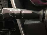 ワイパースイッチです。「INT」では間欠ワイパーの作動時間間隔を変更できます。リヤワイパーも操作できます。