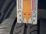 自社整備工場で点検整備をおこなってからお渡ししています。車検が残っている場合は『12ヶ月点検整備』を、車検整備付きの場合は『車検整備』をおこないます。整備費用は車両本体価格に含まれています。