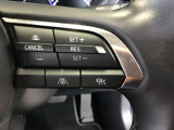レーダークルーズコントロールを装備。アクセルやブレーキを操作しなくても、自動で先行車との車間距離を保ち追従走行できます。長距離や高速道路を運転する際に、ドライバーへの負担を軽減します。