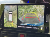 後方の映像に加えて車両周囲の様子も画面で確認でき、駐車時の周辺確認をサポートします。目安となるガイド表示もあり、切り返しや駐車位置の把握に便利です。