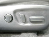 パワーシート搭載。微妙な調整が手軽にでき、最適なポジションで運転することが可能です。