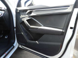 シンプルさと機能性が両立しており、ドイツ車らしい良いインテリアになっています。手の込んだ手法で静かで快適な室内を実現させています。