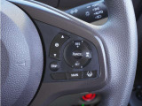 【アダプティブクルーズコントロール】ステアリングのスイッチを操作するとミリ波レーダーで先行車との距離を測定。設定を適切に保ちながら加速・減速、さらに停止まで自動に追従します。