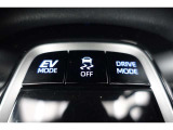 【ecoモード・EVモード切替スイッチ】燃費を重視した【ecoモード】や夜間や早朝・住宅街などでご使用いただくことが多い【EVモード】に切り替えるときには運転席横のスイッチを使用します。