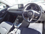 視界や操作まわりを確認しやすい運転席です。