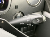 レバーには複数の表示が配置され、運転席から視認しやすい仕様です。必要な項目を手元で確認できるため、運転中も視線移動を抑えたい方に便利な装備です。
