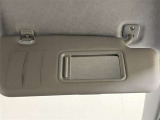 運転席サンバイザ-にはバニティミラ-が装備されています。