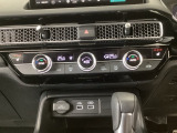 【左右独立オートエアコン】左右席で独立温度コントロールが可能です。運転席はキンキンに冷やして助手席はマイルドにと言った設定が可能です☆暑さ寒さでケンカすることもなくなりますね♪
