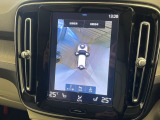 【360&deg;ビューカメラ】4台の高解像度カメラで360度の鳥瞰図を表示。隣の車や壁、死角にある障害物などを画面で確認できるため、狭いスペースでの駐車・出入りも安心です。