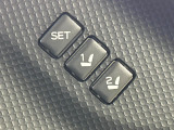 【メモリー機能付きパワーシート】ドライバーごとに設定したシート位置を記憶して、ボタン一つで切り替えできる便利な機能!運転する方が複数名いらっしゃるご家庭におすすめです♪
