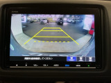 後方確認はお任せ! リアカメラ装備でバック駐車をサポートします。