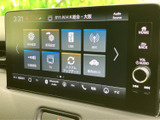 設定やUSB、ラジオなどのメニューを画面上で確認でき、ホームや戻るのボタンも備わっています。目的に応じて表示を切り替えやすく、日常の車内で各種機能を使う際にも便利です。