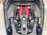 フェラーリ488GTBのエンジン出力は670CVで、最大トルクは760Nmです。このエンジンは3.9リッターのV8ツインターボエンジンを搭載しております。