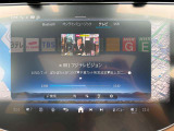 MBUX ARナビゲーションは前方映像に案内を重ねて表示。交差点などで進む方向を直感的に確認できます。