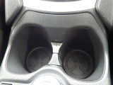 中央にドリンクホルダーもございます。
