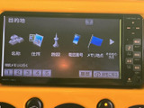 画面には目的地の検索方法が複数表示され、名称や住所などから行き先を選べます。周囲に操作ボタンがまとまり、表示を見ながら機能を選びやすい配置です。