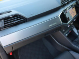 Audi正規ディーラーが高品質をお約束。高度な訓練・教育を受けたAudi専任メカニックが、100項目にもおよぶ精密な点検を実施いたします。すべてをクリアしたAudi車だけが、あなたのお手元に届けられるのです。