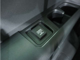 ◆後席用12V電源ソケット◆12V電源ソケットは後席用にも装備されています。長時間のドライブも安心です。