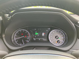 速度計や各種表示を運転席から確認しやすく、必要な情報をまとめて把握できます。メーター内の表示が見渡しやすい配置で、日々の運転をサポートします。