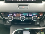 運転席・助手席、それぞれで温度調節が可能なオートエアコンです。シートヒーター付きなので、寒い日も快適です。