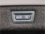 【電動テールゲート】オートマアチックトランクリッドオペレーションが装備されています。両手が塞がっている時でも、スマートキーを身につけていればハンズフリーで開閉可能です。