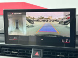 ●リアビューカメラ『入車経路を算出し、ガイドラインと補助線をディスプレイに表示します。同時にバンパーに内蔵のセンサーが障害物を感知し音で注意を促します。後方の死角も安心していただけます。』