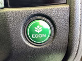 【eコンスイッチ】低燃費運転をサポートするECONモード。スイッチをONすると、エンジンやトランスミッション、A/Cなどを協調制御し、燃費の向上に貢献。エコドライブの効果を高めます。