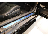 運転席足元のM専用プレートには、保護フィルムが付いたままの状態です。細部まで大切に扱われてきたことがうかがえるポイントです。