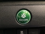 ECONモードをONにするとアクセルペダルの動きに対するエンジンの反応とエアコンの制御を切り換えることで、燃費のいい運転をするドライバーがペダルを踏んだ時と同じようにエンジンを制御します。