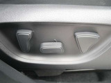 運転席はパワーシートです(左から背もたれ位置調節・シート角度調節・前後移動です)