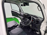 見易い計器類と運転し易いドライビングポジションは、視角も少なく前方&左右の見切りが良く運転し易いクルマです