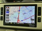 地図上に現在地周辺の道路や施設名が表示され、行き先までのルート確認に役立ちます。画面上の案内を見ながら目的地を把握しやすく、慣れない場所へのお出かけにも便利に活用できます。