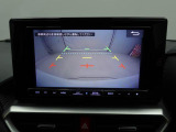 後退時に車両の後ろ側をモニター画面に表示します。車庫入れなどでバックする際に後方確認ができて便利です。車庫入れが苦手な人もこれで安心。
