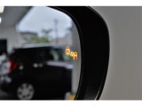 ブラインドスポットモニター。車線変更時などにドアミラーでは確認しにくい後側方エリア(ブラインドスポット)に存在する車両をレーダーで検知。警告サインをドアミラーに表示することで運転者に注意喚起する機能。