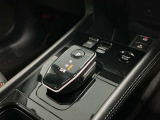 【シフトレバー】前後の動きだけで簡単に操作できる先進的なデザインのシフト。扱いやすく、手に馴染みやすい設計となっています。電子パーキング・オートブレーキホールド付き