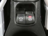 電動パーキングブレーキを搭載。スイッチ操作でパーキングブレーキを作動・解除することが可能なため操作に力は不要ですよ♪
