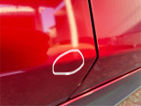 運転席側リヤドアに複数薄い線傷がございます。