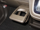 運転席と助手席の間にはドリンクホルダーがあります。取りやすい位置にありますからドライブも楽しくなりますね!